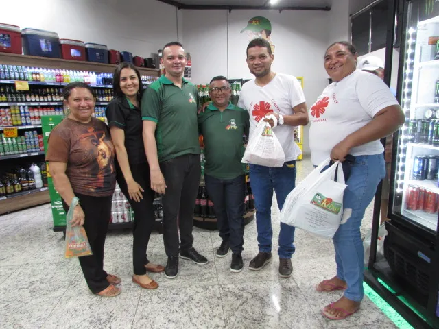 Equipe Cáritas e funcionários do supermercado Ki Preço( Foto: Jucelma Sales)