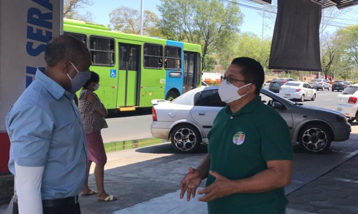 Foto reprodução: O candidato a vereador, Genival Oliveira dialogando com populares, sobre suas ideias e propostas.