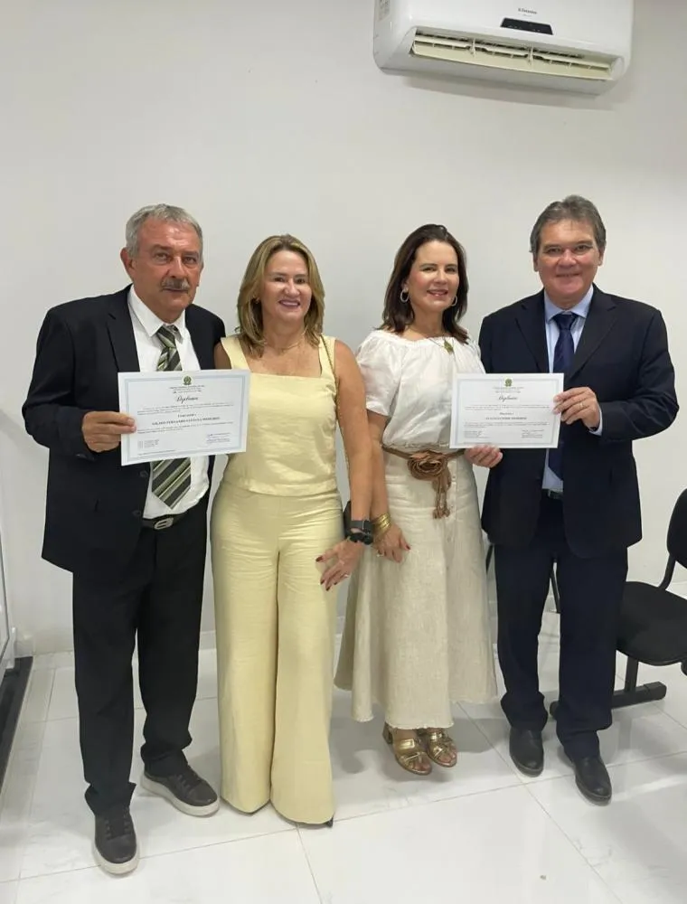 Foto ladeado com o prefeito Gustavo Medeiros, Primeira Dama Maria Clara e esposa Maria Cristina 