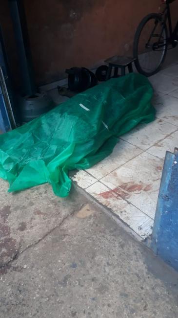 Suspeito morreu no local. 