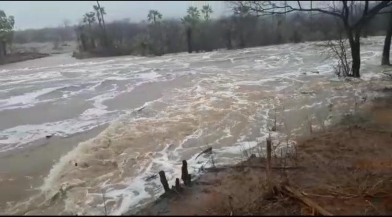 Enchente no Rio Sambito - região de Valença do Piauí.