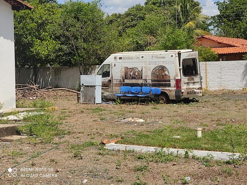 Prefeitura deixa ambulância sucateada. 