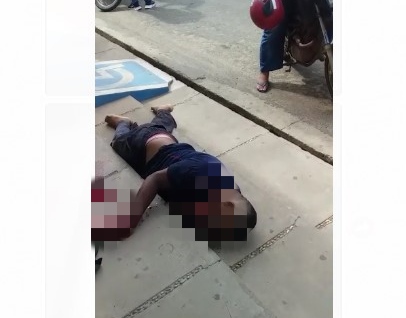 Vítima caiu sobre calçada ao ser baleado por assaltantes 