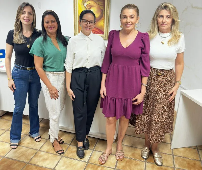 Secretária de Educação, Francisca Mary ao lado de representantes da SEME e do SEBRAE. (Foto: Isael Pereira)