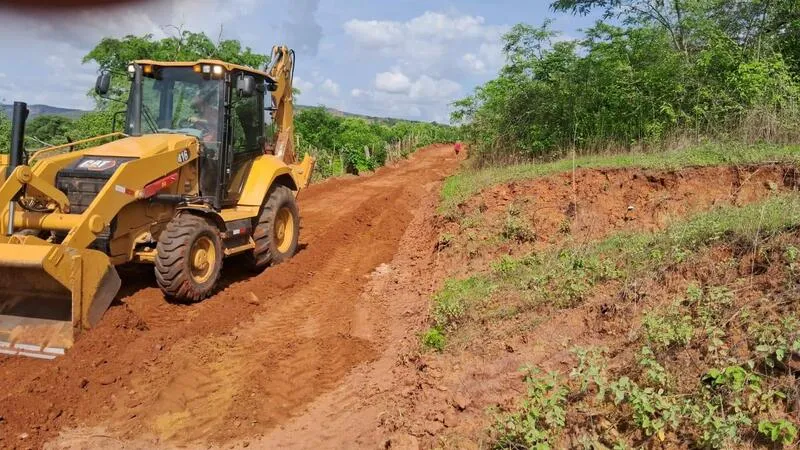 Prefeitura disponibiliza equipamentos como tratores e caçambas, tudo visando atender as localidades rurais