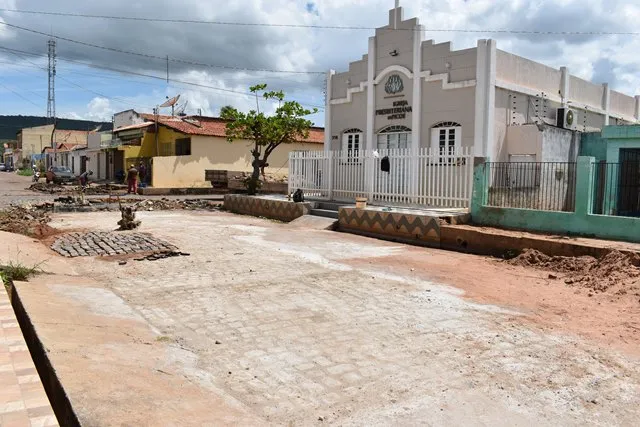 O secretário de Obras, Marlon Bezerra, disse que essa obra é um paliativo para que a normalidade volte a esses trechos da Rua