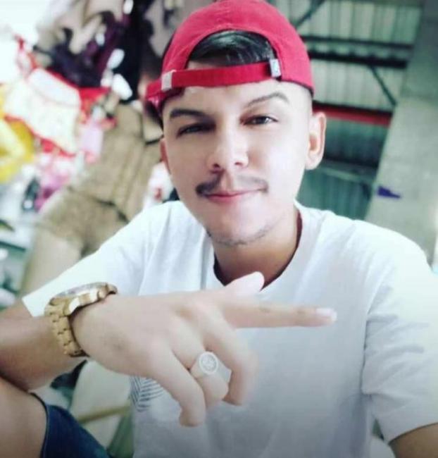 Jovem foi morto com tiros no rosto. 