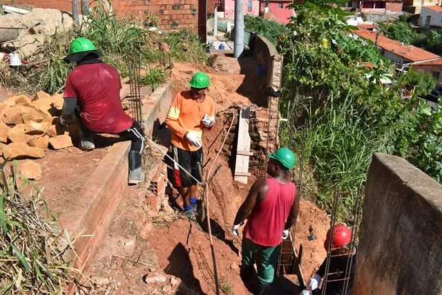 Nesta terça-feira (01), uma equipe da Secretaria de Obras esteve trabalhando na reconstrução de parte de um paredão localizado por trás da Rua Sobradinho.