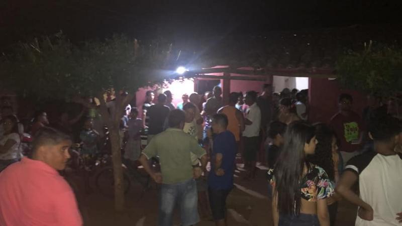 Muitas pessoas após o crime, O acusado se evadiu do local !!