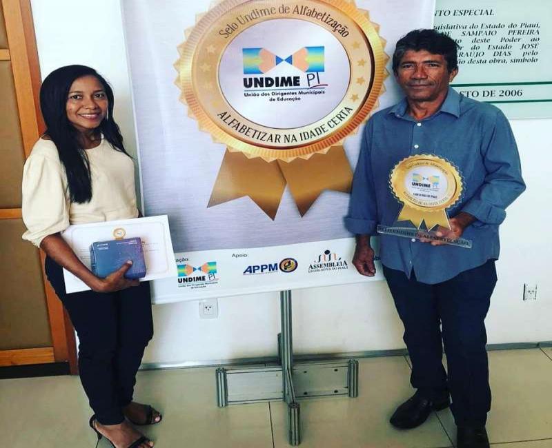 Secretário de Educação Braz Carvalho e a Professora Lili recebendo o Selo Undime na ALEPI