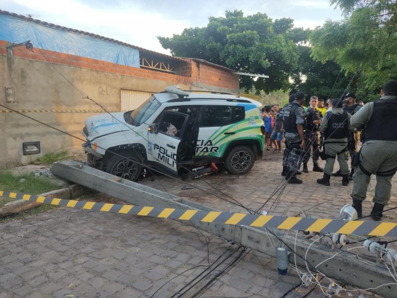 Um dos suspeito ficou debaixo da viatura. (foto: FalaPiauí)