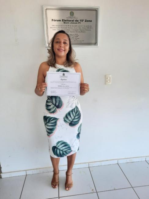 Ronilda Leal com o diploma em mãos 