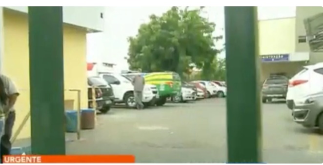 Suspeito foi levado em vaitura da PM para atendimento no HUT - Foto: TV Meio Norte