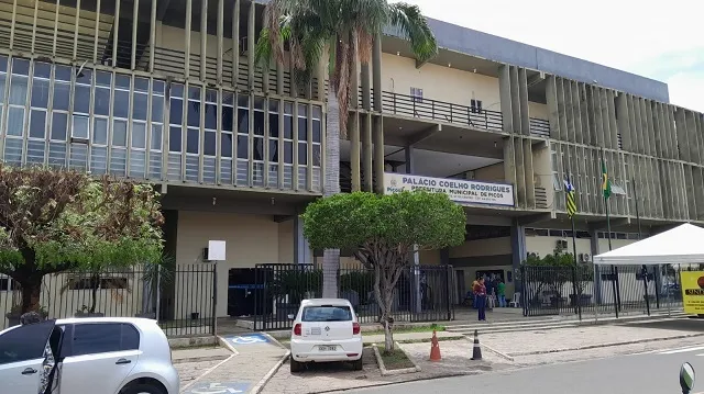 Além desse adiantamento de 50% do 13º salário, o prefeito, Dr. Pablo Santos, efetuou de forma antecipada o pagamento dos salários do mês de maio.