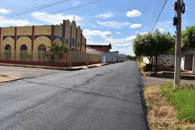 O asfalto beneficiou trechos que estavam intrafegáveis, como nas proximidades da Igreja de São Judas Tadeu, devolvendo a mobilidade no local.