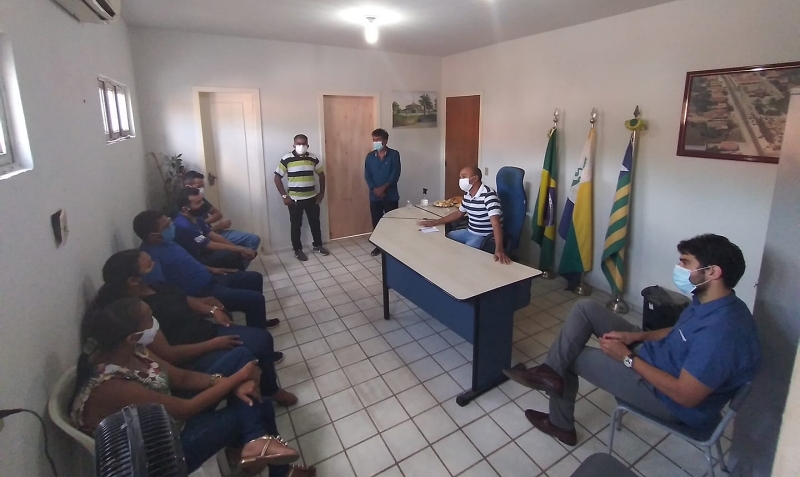 Prefeito em reunião com diversos setores da gestão municipal