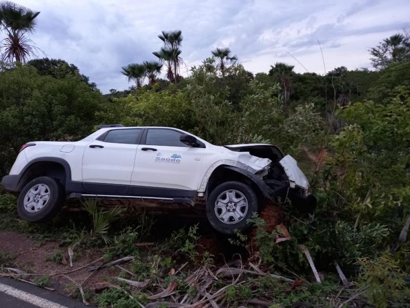 Carro que ia buscar doses da CoronaVac tomba após bater em carnaúba no Piauí — Foto: Divulgação
