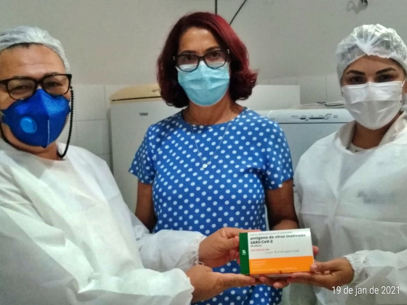 Secretária de Saúde Ana Mota e as enfermeiras, Thaysa e Regina Juca com as 30 primeiras doses da vacina