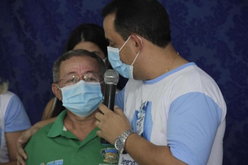 Prefeito Ricardo Moura (Progressistas) com o ACS Alonso Melo, primeiro profissional da saúde a receber a dose do imunizante no município