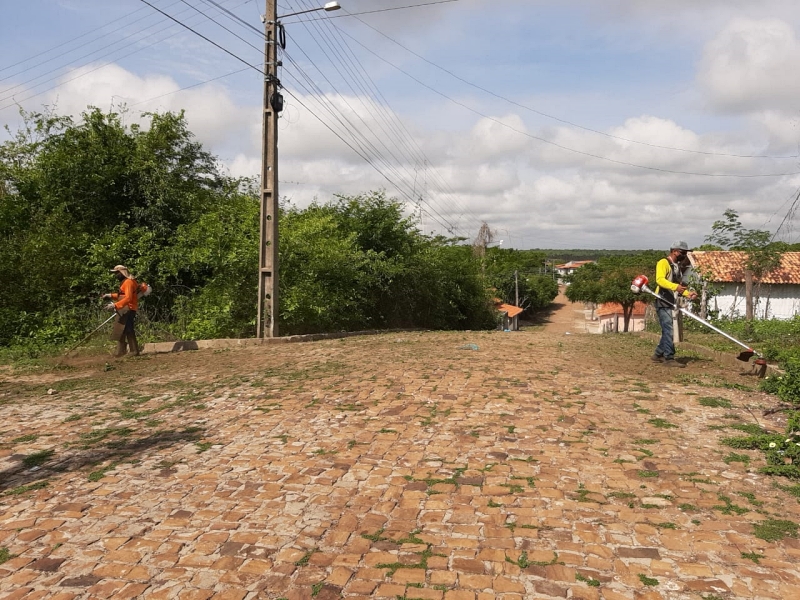 Serviços de roço, no Centro da cidade e ruas do Mangueira