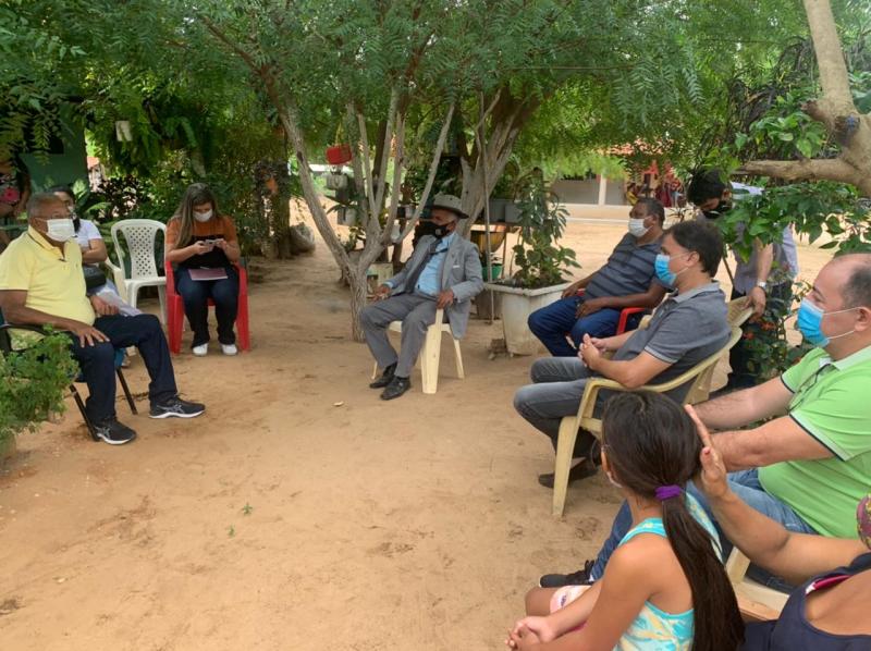 Foto reprodução: O Prefeito de Teresina doutor Pessoa, reunido com moradores do assentamento Angolá.