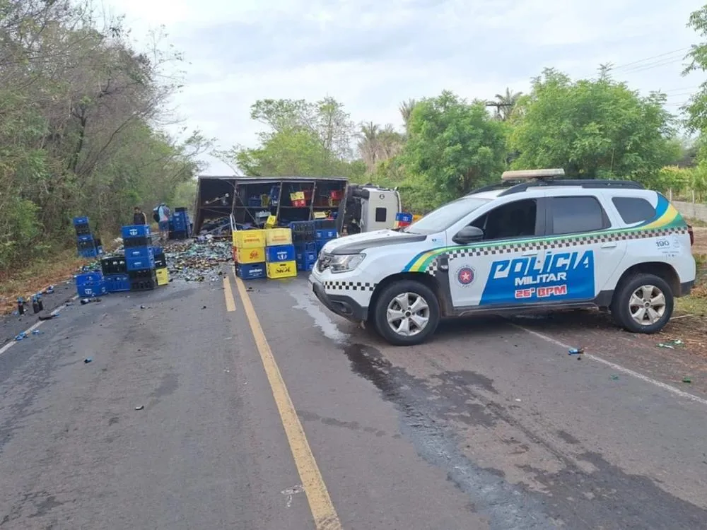 Caminhão carregado de cerveja tomba e bloqueia totalmente rodovia no interior do Piauí