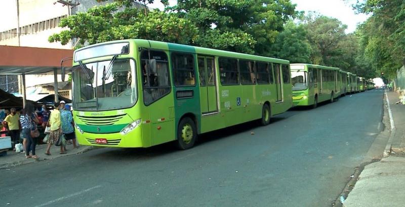 Ônibus parados durante protesto de motoristas e cobradores em Teresina — Foto: Reprodução/TV Clube