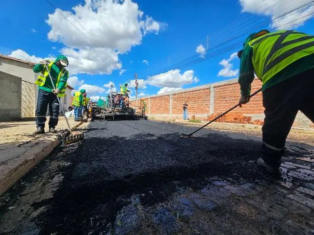 Trabalhos começaram pelas ruas Projetada 86 e 87, no Bairro Umari. (Foto/ Mikael Lopes)