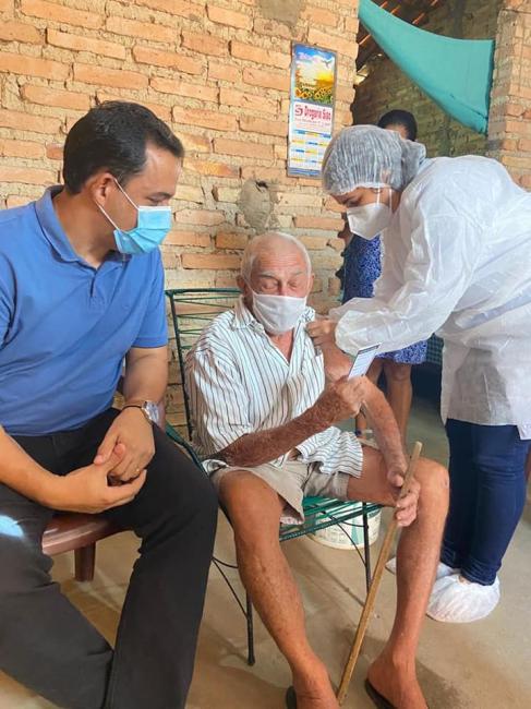 Prefeito Ricardo Moura acompanha vacina contra covid 19 em idoso