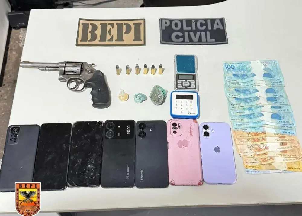 Polícia cumpre mandado de prisão e apreende armas, drogas, motocicleta, celulares e dinheiro, em Picos