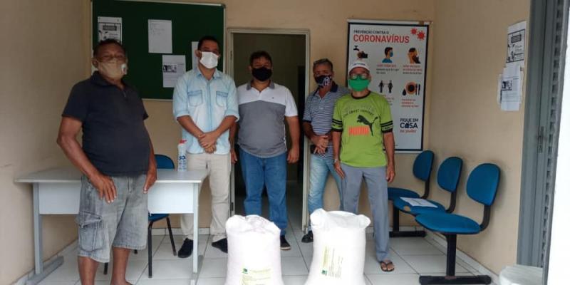 Prefeito Ricardo Moura na entrega de sementes a produtores rurais em Demerval Lobão