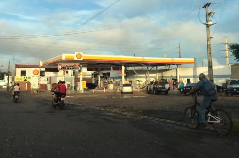 Bandidos explodem caixa em posto de combustíveis de Teresina — Foto: Maria Romero/G1