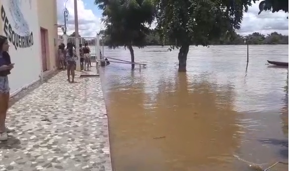 Rio Poti invade restaurante 'O Pesqueirinho' em Teresina