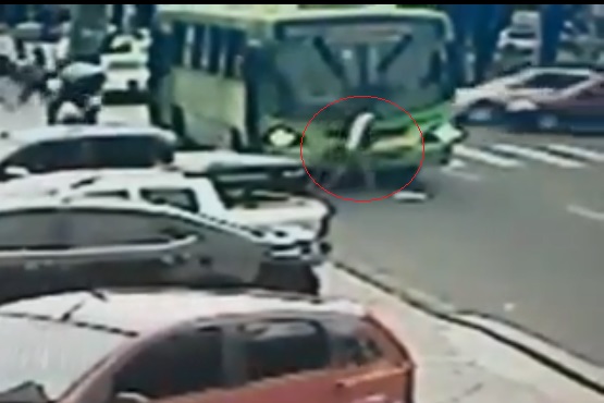 Jovem furtou celular de recepcionista após vítima ser atropelada por ônibus