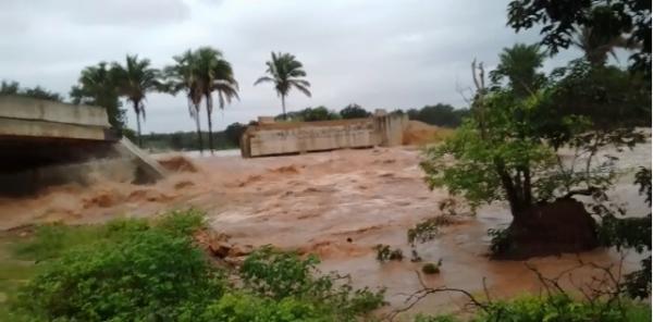 Vídeo mostra ponte que desabou após fortes chuvas no Sul do Piauí
