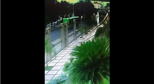 Vídeo mostra que motorista passou no sinal vermelho e atingiu recepcionista