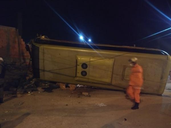 Colisão entre carro e micro-ônibus deixa 2 feridos na zona Sul de Teresina