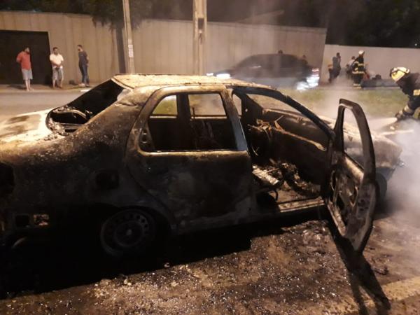 Veículo pega fogo e fica destruído na zona leste de Teresina