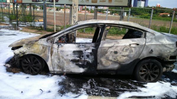 Carro de luxo pega fogo e fica destruído na Avenida Raul Lopes