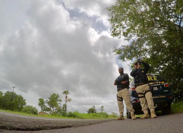 PRF flagra homem sendo transportado no bagageiro de ônibus