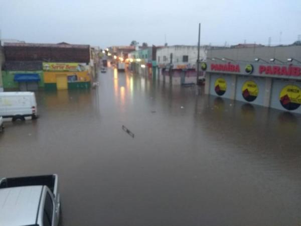 Chuva forte deixa ruas alagadas em município do Piauí