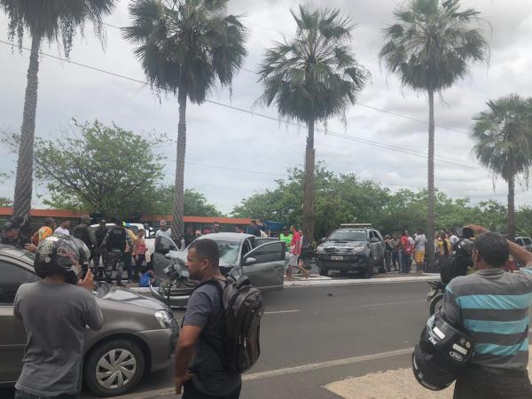 Perseguição a assaltantes provoca colisão em cinco veículos na avenida Maranhão