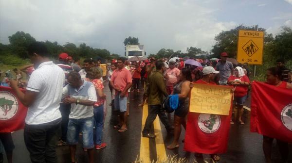 Manifestantes bloqueiam rodovias no PI em protesto contra a prisão de Lula