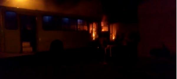 Bandidos ateiam fogo em ônibus em Teresina