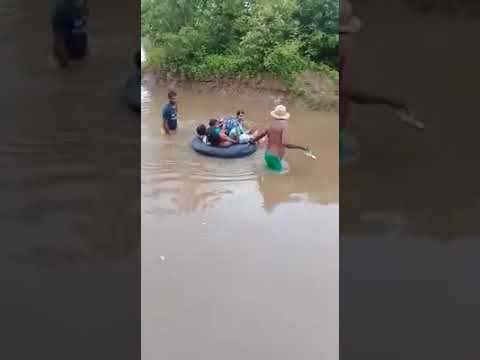 Vídeo mostra crianças atravessando rio em boia para ir à escola no Piauí