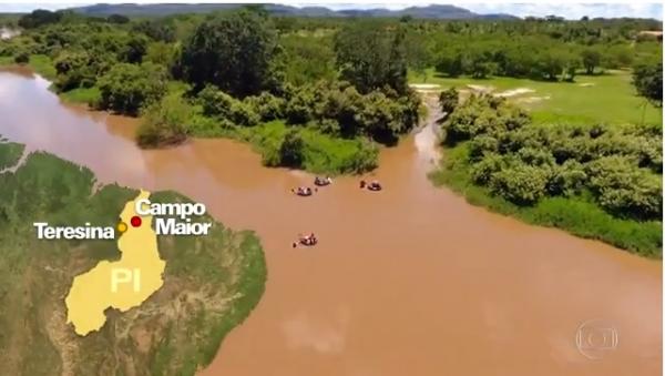 Fantástico mostra crianças usando boias para atravessar rio e chegar a escola no Piauí