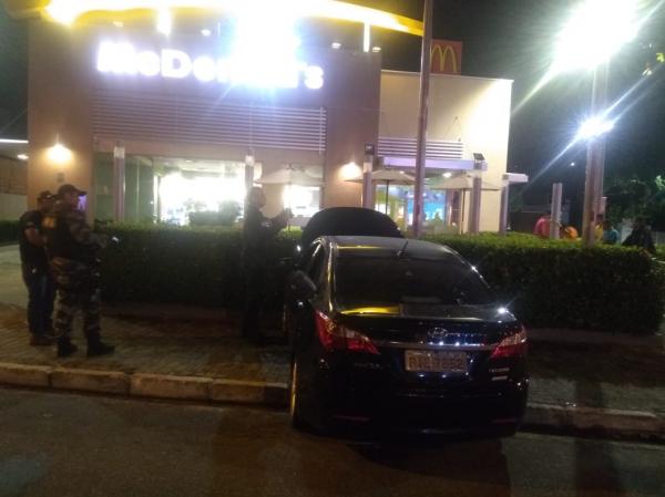 Vídeo: um morto e outro ferido ao tentar assaltar fast food