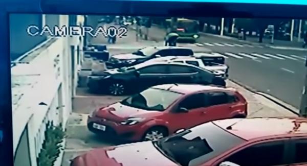 Vídeo mostra momento em que mulher é atropelada por ônibus na Avenida Frei Serafim