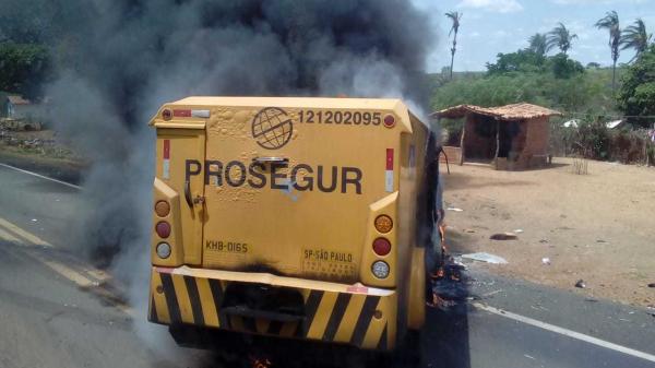 Bandidos explodem carro-forte entre Oeiras e São João da Varjota