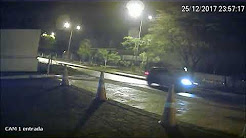 Momento que veículo perseguido sinaliza parada